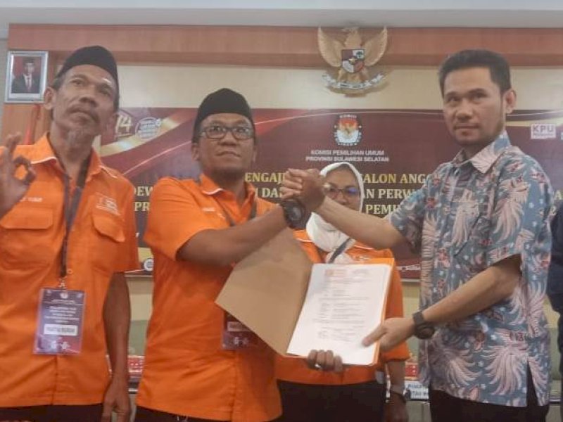 Komisioner KPU Sulsel, Asram Jaya menerima berkas Bacaleg salah satu partai di KPU Sulsel beberapa waktu lalu. @Jejakfakta/Samsir