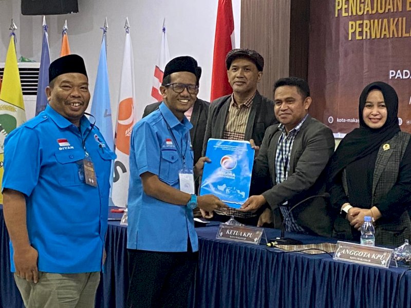 Partai Gelombang Rakyat (Gelora) Kota Makassar resmi mendaftarkan 50 Bacaleg DPRD Makassar di kantor Komisi Pemilihan Umum (KPU) Kota Makassar, Minggu (15/5/2023). @Jejakfakta/Atri