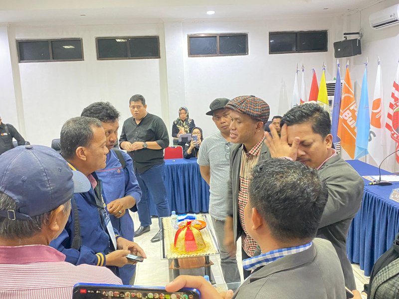 Sukarno dan beberapa kader Partai Garuda Kota Makassar, yang tiba sebelum waktu penutupan masa pendaftaran pada Minggu 14 Mei, pukul 23.59. @Jejakfakta/Atri