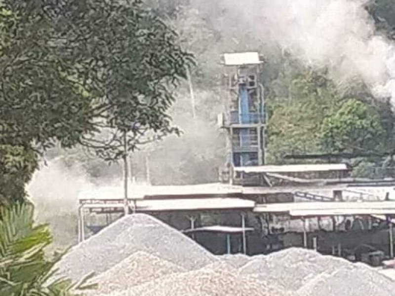 Aktivitas pabrik aspal yang dikelola PT Gangking Raya di Rura, Desa Pana, Kecamatan Alla, Kabupaten Enrekang. Aktivitas pabrik dinilai mencemari lingkungan. @Jejakfakta/dok. ist
