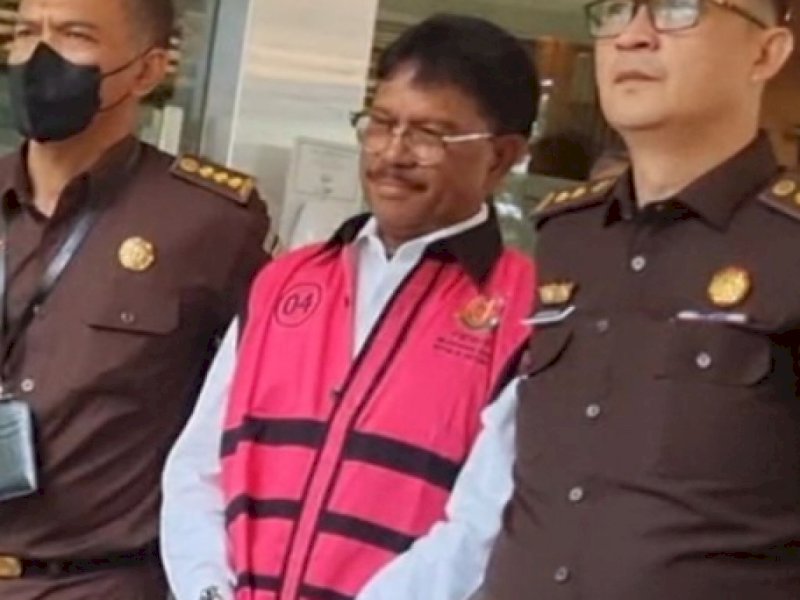 Menteri Kominfo Johnny G Plate mengenakan rompi pink sebagai tersangka proyek BTS, Rabu (17/5/23). (detik.com).