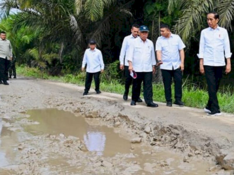 Presiden Joko Widodo meninjau kondisi infrastruktur ruas jalan Gunting Saga di Kabupaten Labuhanbatu Utara dalam kunjungan kerjanya ke Provinsi Sumatra Utara pada Rabu, 17 Mei 2023. Foto: BPMI Setpres/Laily Rachev