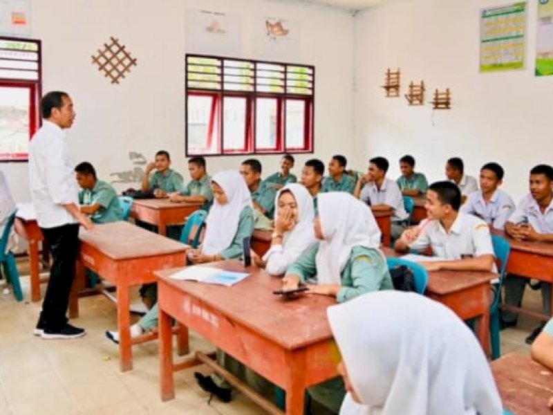 Presiden Joko Widodo hadir di ruang kelas SMK Pertanian Pembangunan Negeri (PPN) 1 Kualuh Selatan, Kabupaten Labuhanbatu Utara, Provinsi Sumatra Utara, Rabu, 17 Mei 2023. (Foto: BPMI Setpres/Laily Rachev).