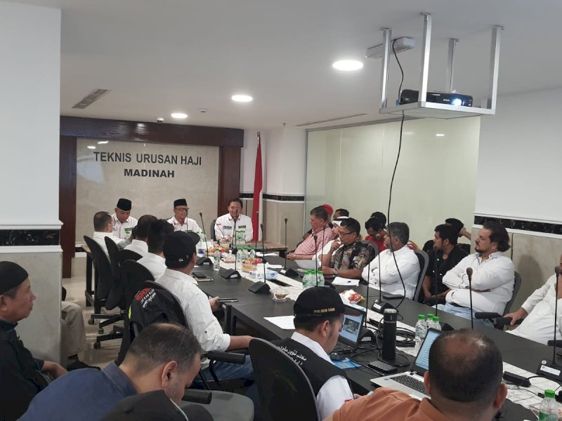 Panitia Penyelenggaraan Ibadah Haji (PPIH) Arab Saudi memberi pembekalan bagi para juru masak pada 21 dapur penyedia katering jemaah di Madinah, 18 - 19 Mei 2023. @Jejakfakta/Ist.