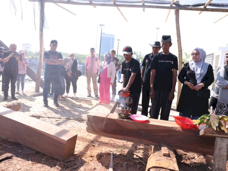 Prosesi Pemotongan Lunas kapal sebagai awal pembuatan kapan Pinisi, kapal tradisional asal Sulawesi Selatan, Kamis, (18/05/2023). @Jejakfakta/dok. Pemkot Makassar