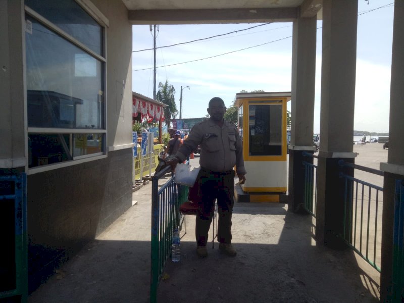 Pelindo Regional 4 Makassar Unit Kawasan Paotere menerapkan penggunaan karcis elektronik gate system bagi kendaraan atau orang yang akan masuk di kawasan Pelabuhan Paotere. @Jejakfakta/dok. ist