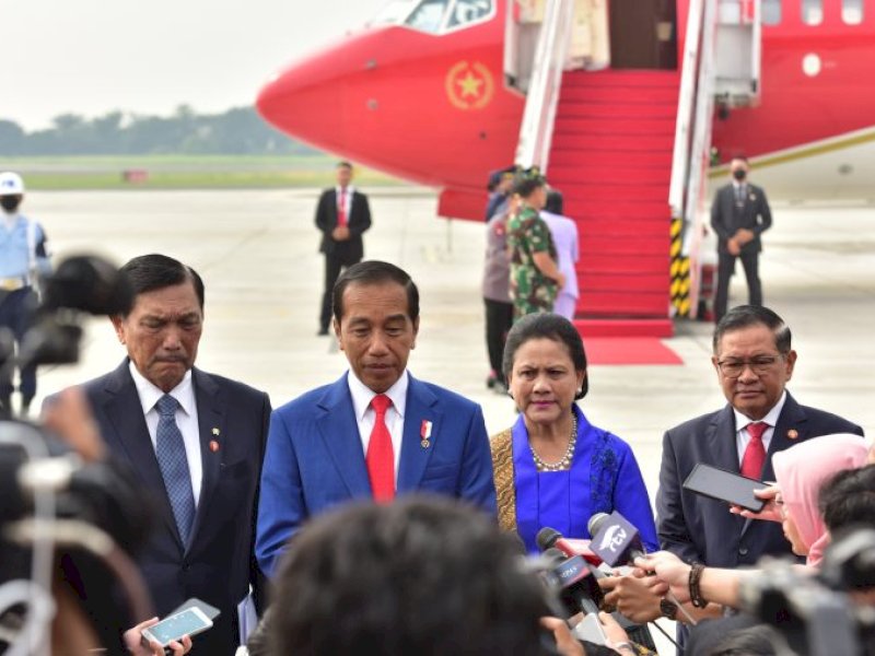 Presiden Jokowi didampingi Ibu Iriana dan Menko Marinves Luhut Binsar Pandjaitan dan Seskab Pramono Anung memberikan keterangan pers, di Pangkalan TNI AU Halim Perdanakusuma, Jakarta, Jumat (19/05/2023). (Foto: Humas Setkab/Jay).