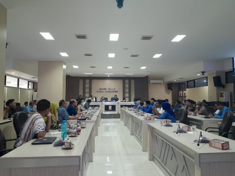 Petambak keluhkan gagal panen diduga karena pencemaran air dari limbah industri saat Rapat Dengar Pendapat (RDP) bersama Komisi C DPRD Makassar, Rabu (17/5/2023) kemarin. @Jejakfakta/Atri 