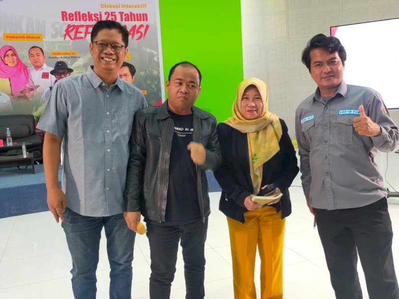 Aktivis 98 Makassar pemateri dalam diskusi interaktif yang dilaksanakan oleh Persatuan Nasional Aktivis 98 (Pena-98) bekerja sama dengan Unhas TV di Studio Utama Unhas TV, Kamis (18/5/23). Pemateri: (dari kiri ke kanan) Akbar Endra, Hasbi Laodang, Mardiana Rusli, dan Supratman sebagai host.