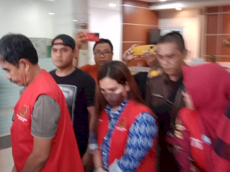 Tiga tersangka dugaan Tindak Pidana Korupsi pada pembangunan Gedung Perpustakaan Kota Makassar tahun anggaran 2021 di kantor Kejari Makassar, Jumat (19/5/2023). @Jejakfakta/Samsir