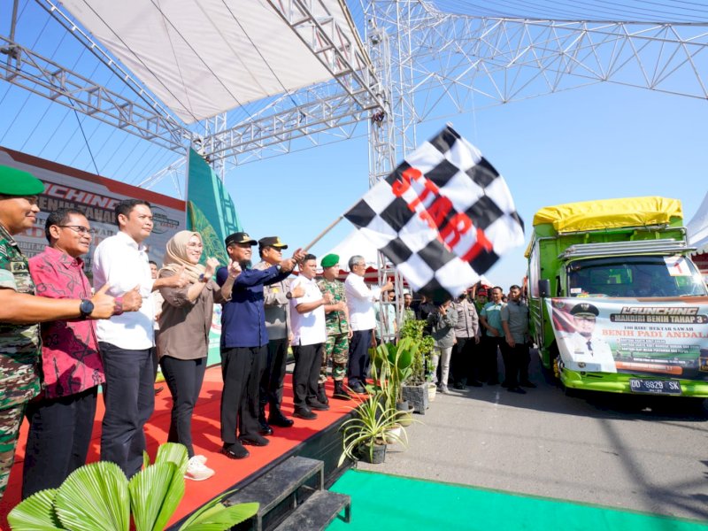 Gubernur Sulsel Andi Sudirman Sulaiman melepas secara langsung 70 truk dalam launching Mandiri Benih Tahap III Tahun 2023 di Kawasan CPI, Makassar, Jumat (19/5/2023). @Jejakfakta/dok. Pemprov Sulsel 