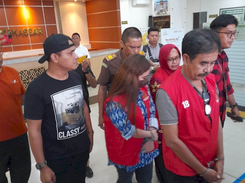 Tenri A Palallo bersama Mustakim dan Rhidana saat digiring ke mobil tahanan Kejari Makassar, Jumat (19/5/2023). @jejakfakta/dok ist.