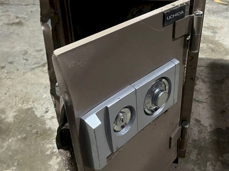 Barang bukti sebuah prankas hasil pencurian diamankan polisi di Polsek Panakkukang Makassar, Sabtu (20/5/2023). @Jejakfakta/Samsir