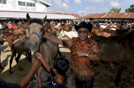 Sambangi Pasar Kuda Tolo, IAS Fasilitasi Pengadaan Sumur Bor dan WC Umum