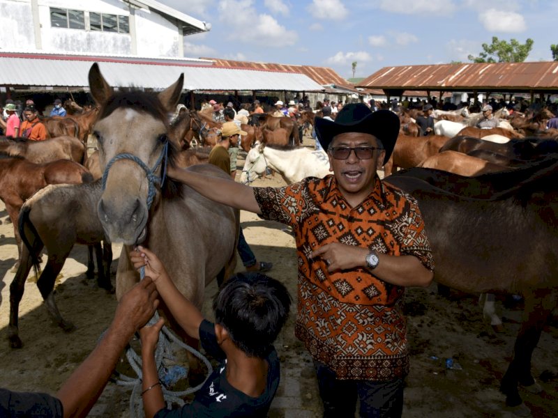 Ilham Arief Sirajuddin (IAS)  mengunjungi Pasar Hewan Tolo, Kecamatan Kelara, Kabupaten Jeneponto saat roadshow politik, Sabtu (19/5/2023). @Jejakfakta/Reza Arifuddin