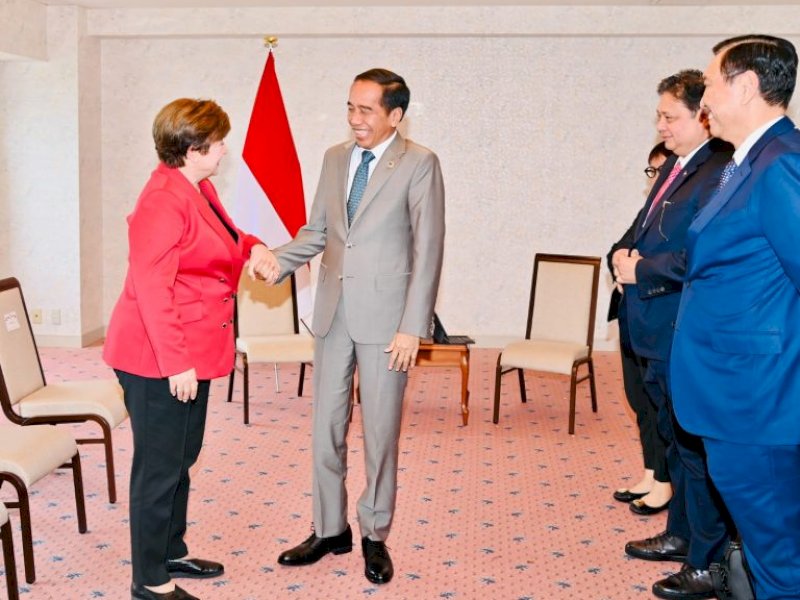 Presiden Jokowi menggelar pertemuan dengan Direktur Pelaksana IMF Kristalina Georgieva (jas merah) di Hotel Rihga Royal, Hiroshima, Jepang, Sabtu (20/05/2023). (Foto: BPMI Setpres/Laily Rachev).