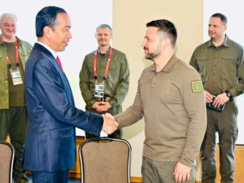 Presiden Joko Widodo mengadakan pertemuan bilateral dengan Presiden Ukraina, Volodymyr Zelenskyy, di sela-sela Konferensi Tingkat Tinggi (KTT) G7 dan mitra yang digelar di Hotel Grand Prince, Hiroshima, Jepang, pada Minggu, 21 Mei 2023. (Foto: BPMI Setpres/Laily Rachev).