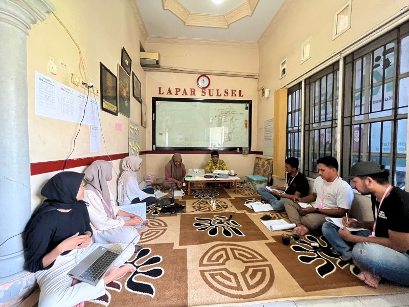 Abdul Karim, pegiat Demokrasi memberikan materi terkait pentingnya generasi muda berperan danbberkomitmen dalam memperjuangkan demokrasi yang inklusif dan membangun masyarakat yang saling menghargai perbedaan. @Jejakfakta/Samsir