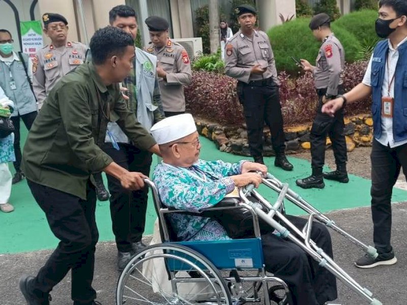 Petugas PPIH Emberkasi Makassar memberikan layanan kepada Jemaah lansia secara khusus saat kloter pertama masuk di Asrama Haji Sudiang Makassar, Selasa (23/5/2023). @Jejakfakta/dok. Humas Kemenag Sulsel