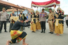 Tari Paduppa dan Angngaru Sambut Kapolda Sulsel di Bulukumba 