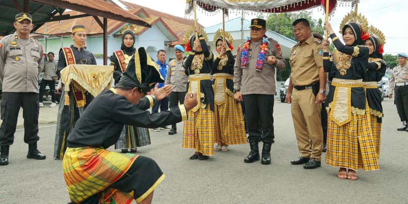 Tari Paduppa dan Angngaru Sambut Kapolda Sulsel di Bulukumba 