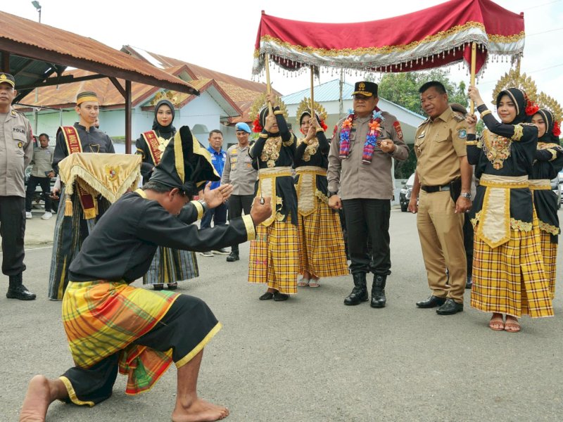 Kapolda Sulsel Inspektur Jenderal (Irjen) Setyo Boedi Moempoeni Harso  disambut Tari Angngaru  saat kunjungan kerja ke Kabupaten Bulukumba, Selasa (23/5/2023). @Jejakfakta/dok. Humas Pemkab Bulukumba