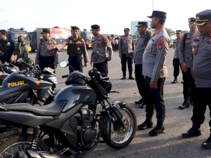 Kapolrestabes Makasar, Kombes Mokhammad Najib (dua kanan), saat mengecek kendaraan disela apel gelar pasukan di Makassar, Selasa (23/5/2023). @Jejakfakta/ dok Humas Polrestabes Makassar
