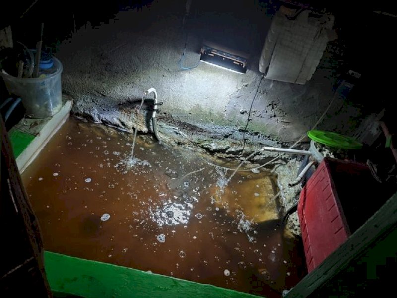 Kolam ikan tempat ditemukannya bayi perempuan berusia 1 tahun 5 bulan yang tewas tenggelam di kediamannya di kawasan Panakkukang, Kota Makassar Senin (22/5/2023). @Jejakfakta/dok. istimewa