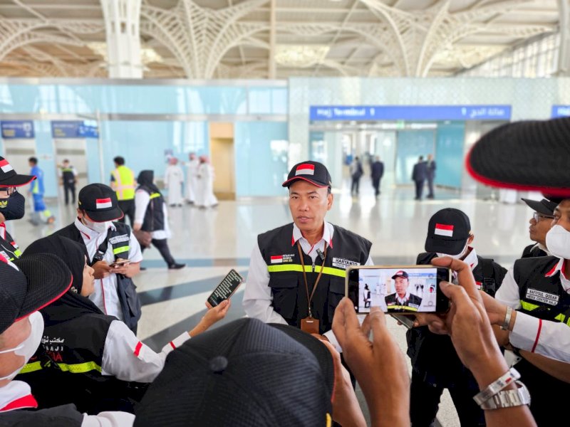 Kepala Daker Bandara Haryanto memberikan keterangan usai orientasi lapangan di Bandara AMAA Madinah, Selasa (23/5/2023). @Jejakfakta/dok. Kemenag RI