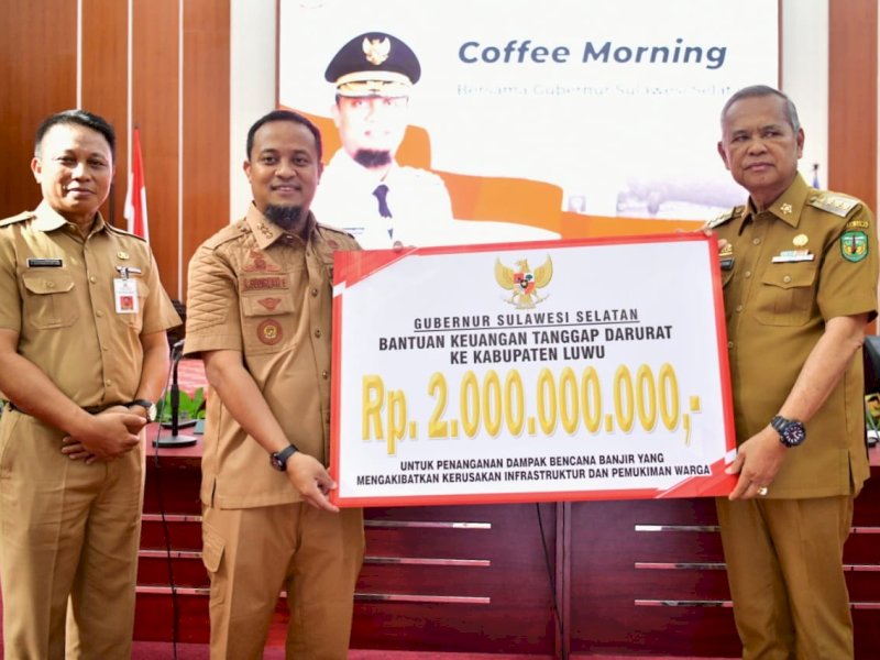 Gubernur Sulsel, Andi Sudirman Sulaiman menyerahkan bantuan keuangan tanggap darurat kepada Pemkab Luwu sebesar Rp 2 Miliar.&nbsp;@Jejakfakta/dok. Humas Pemprov Sulsel