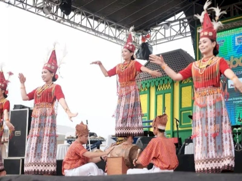 Tarian Pa'gellu hadir mengisi acara pada Lebaran Depok tahun 2023 di Perumahan Candi at Sawangan, Bojongsari, Sabtu (20/05/23). @Jejakfakta/Foto: Diskominfo