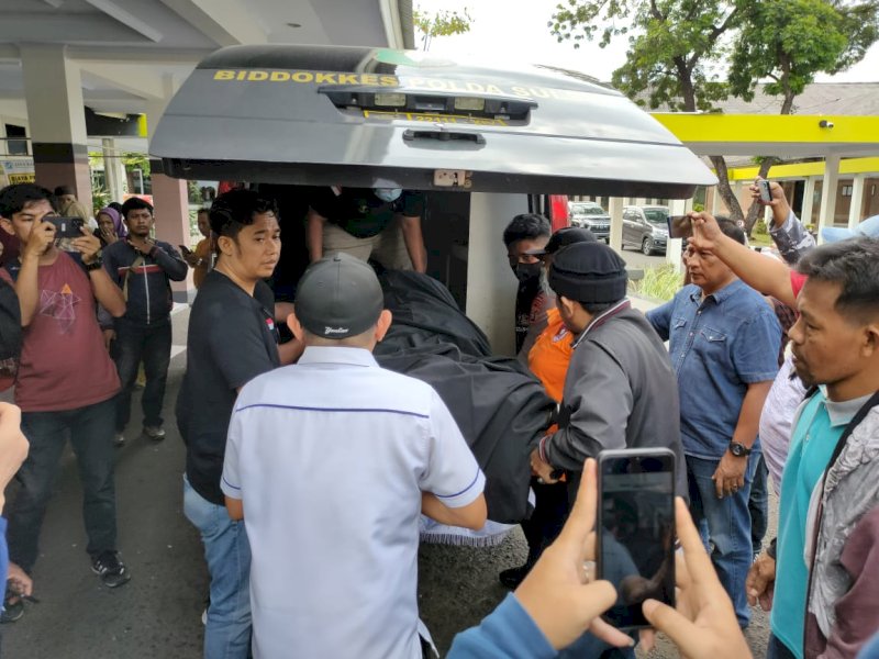 Pelajar SMP Islam Athirah meninggal diduga terjatuh dari lantai 8 gedung sekolah. Korban dievakuasi ke rumah sakit unruk keperluan autopsi. @Jejakfakta/istimewa 