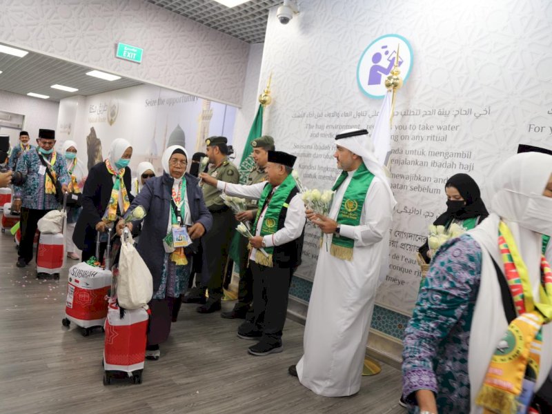 Pemberian bunga kepada para jemaah kloter satu embarkasi Jakarta dan disambut dengan senandung Thala'al Badru  di Bandara Amir Muhammad bin Abdul Aziz (AMAA) Madinah. @Jejakfakta/dok. Kemenag RI