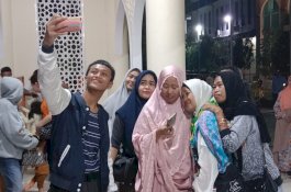 Momen Haru Sitti Hadriah Ikut Naik Haji Gantikan Ibunya yang Meninggal