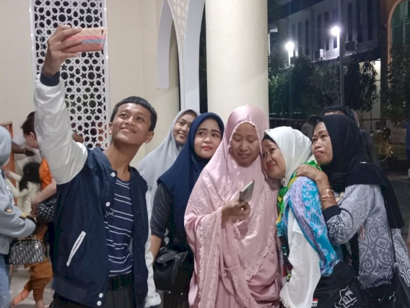 Momen haru keluarga Jemaah Calon Haji (JCH) sesaat sebelum diberangkatkan jemaah di asrama Haji Sudiang Makassar. @Jejakfakta/Samsir