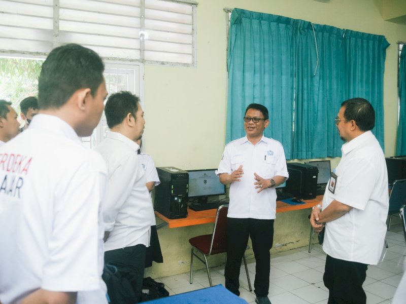 Kepala Disdukcapil Sulsel, Iqbal Suhaeb mengunjungi di UPT SMAN 2 Makassar jelang Proses Penerimaan Peserta Didik Baru (PPDB), Rabu (24/05/2023). @Jejakfakta/dok. Pemprov Sulsel