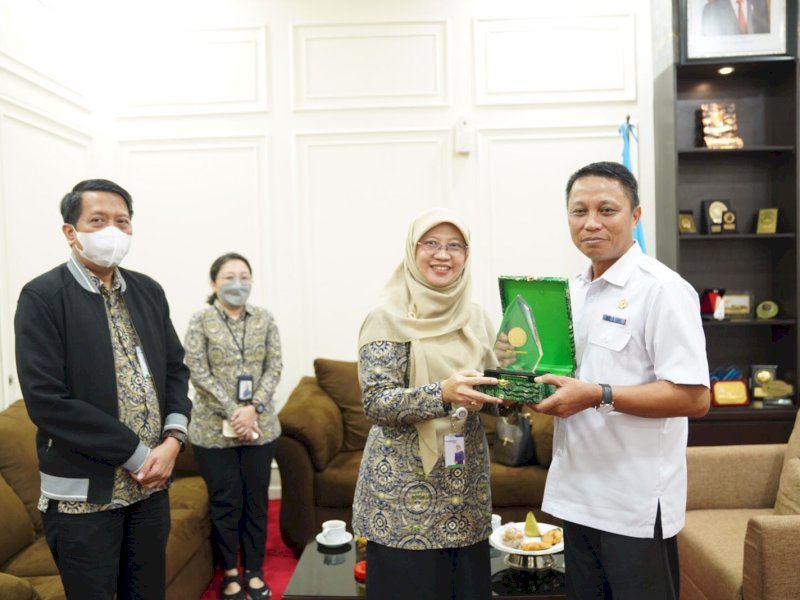 PJ Sekda Sulsel, Andi Darmawan Bintang, menerima kunjungan silaturahmi pejabat baru Deputi Direksi BPJS Kesehatan Wilayah IX, di Ruang Kerja Sekda Sulsel, Rabu (24/5/2023). @Jejakfakta/dok. Humas Pemprov Sulsel