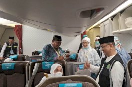 Jemaah Haji Kloter 2 Embarkasi Makassar Dilepas, Kakanwil : Janganki Malu Bertanya ke Petugas