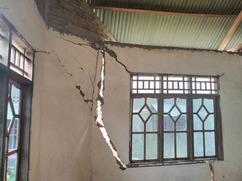 Sekitar 14 rumah warga mengalami retak-retak di Desa Borong, Kecamatan Herlang, Bulukumba akibat longsor,  Rabu (24/5/2023) kemarin. @Jejakfakta/dok. BPBD Bulukumba