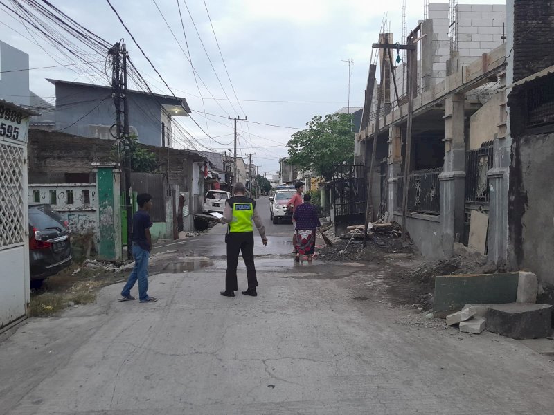 Polisi lalu lintas memeriksa lokasi laka lantas di jalan Kelapa Tiga Makassar Rabu (24/5/2023) kemarin yang menewaskan seorang anak. @Jejakfakta/dok. Istimewa