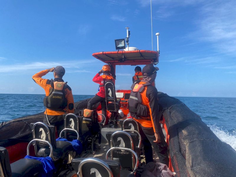 Tim Sar Gabungan melakukan pencarian Kapal Motor Nelayan (KMN) Ilham Kajang yang mati mesin di perairan Bulukumba, Sulsel. @Jejakfakta/Dok. Basarnas Sulsel