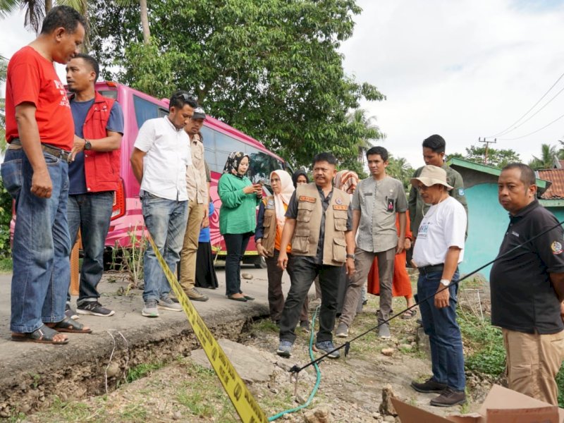 Tanah bergeser membuat rumah warga retak di Dusun Sappang Desa Borong Kecamatan Herlang, Jumat (26/5/2023). @Jejakfakta/dok. Humas Pemkab Bulukumba 
