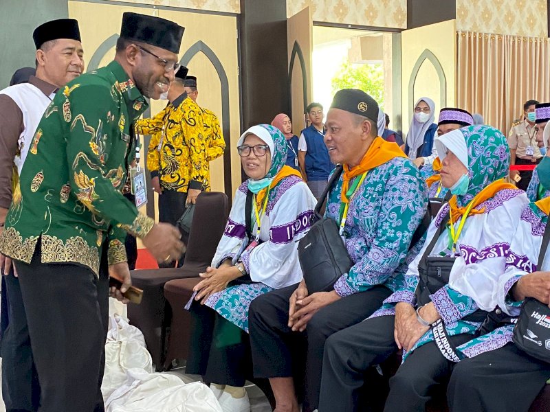 Kepala Kanwil Kemenag, Provinsi Papua, Klemens Taran meninjau langsung keberangkatan jemaah calon haji (JCH) asal Jayapura, Papua di Asrama Haji Sudiang, Makassar, Sabtu (27/8/2023). @Jejakfakta/Atri