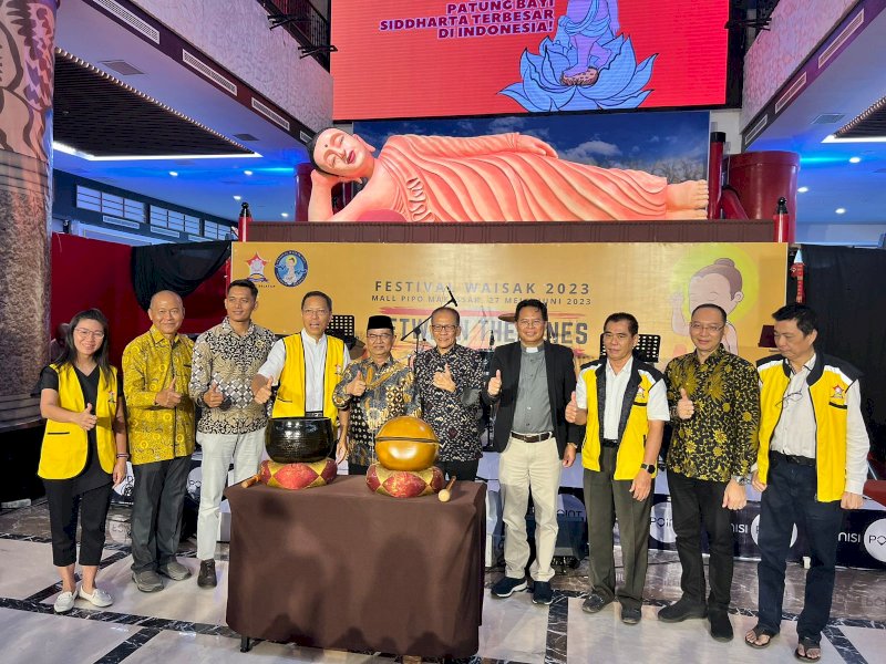 Festival Waisak Sulsel 2023 resmi dibuka oleh Kakanwil Kemenag Sulawesi Selatan, Khaeroni didampingi Ketua Permabudhi Sulsel, Pembumas Buddha Sulsel, serta sejumlah tokoh lintas agama di Mall Pinisi Point, Kota Makassar, Sabtu (27/5/2023) kemarin. @Jejakfakta/Atri