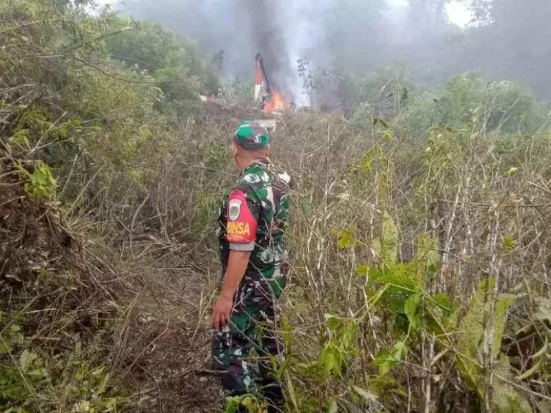 Helikopter milik TNI AD yang digunakan untuk latihan jatuh di perkebunan teh di Ciwidey, Kabupaten Bandung, Ahad 28 Mei 2023.  (istimewa)