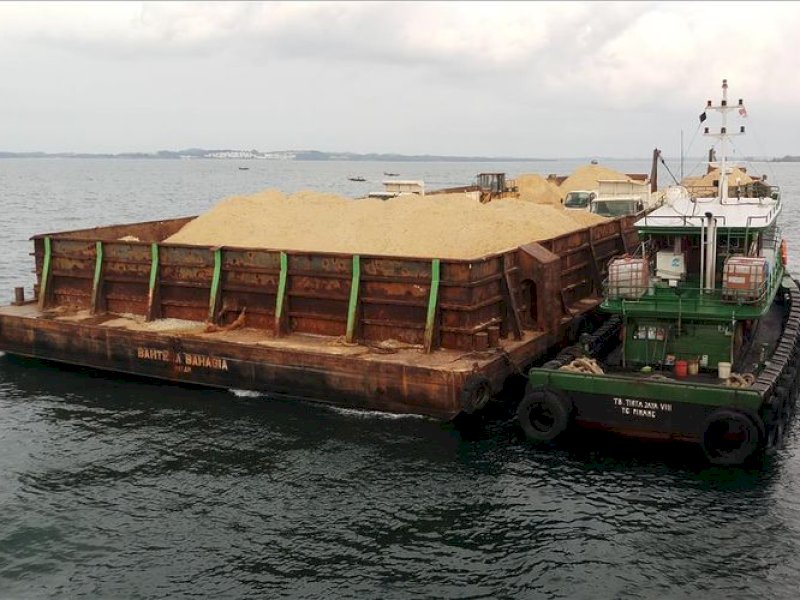 Jajaran Guskamla Armada I berhasil mengamankan satu tongkang BG Bahtera Bahagia dan kapal TB Tirta Jaya VIII pengangkut pasir laut dari pulau Citlim, Kecamatan Moro, Karimun, Kepulauan Riau. @Jejakfakta/dok. Kompas.com