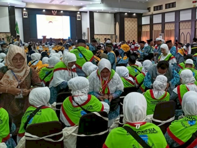 JCH kloter 9 asal Provinsi Papua menjalani pemasangan gelang identitas jemaah haji Indonesia di Asrama Haji Sudiang Makassar, Senin pagi (29/05/2023). @Jejakfakta/dok Kemenag Sulsel
