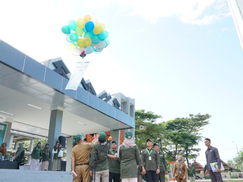 Bupati Bulukumba Andi Utta didampingi Wakil Bupati Andi Edy Manaf melepas balon gas tanda akan dimulainya pelaksanaan Sensus Pertanian di Lapangan Pemuda, Senin (29/5/2023). @Jejakfakta/dok. Humas Pemkab Bulukumba