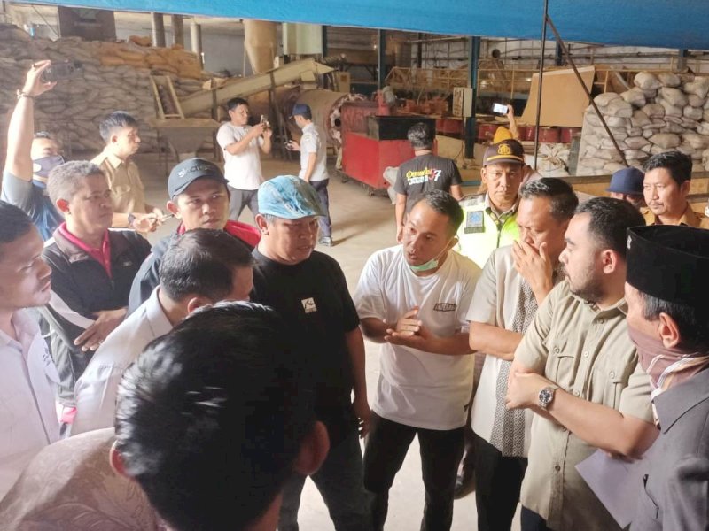 Anggota Komisi C DPRD Kota Makassar melakukan Sidak di PT Wahyu Pradana Bina Mulia, salah satu perusahaan yang diduga melakukan pencemaran lingkungan di Kima, Senin (29/5/2023). @Jejakfakta/Atri