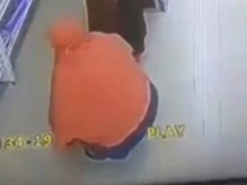 rekaman CCTV tersebut, terlihat dua perempuan yang menyerupai emak-emak mengambil barang yang dimasukkan ke dalam roknya. @Jejakfakta/ dok. foto rekaman CCTV 